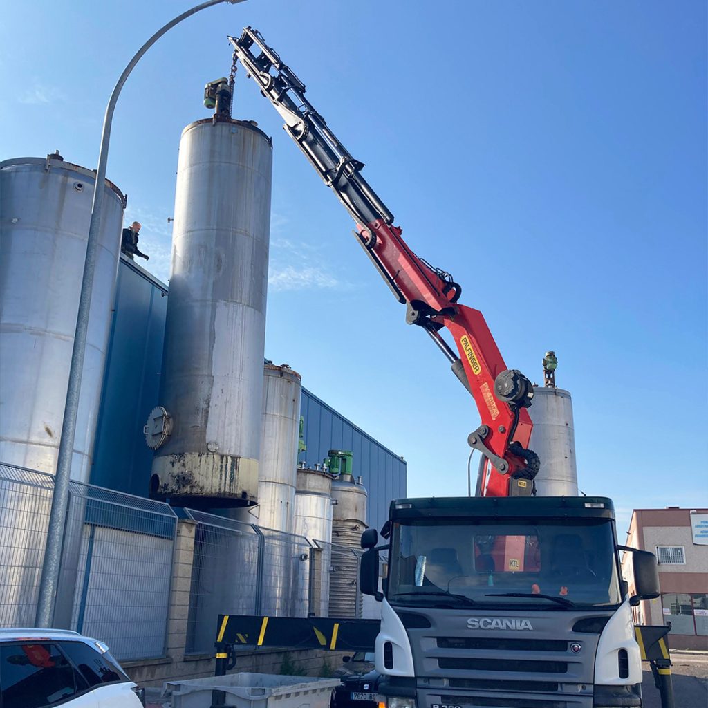 Servicio de grúa con materiales